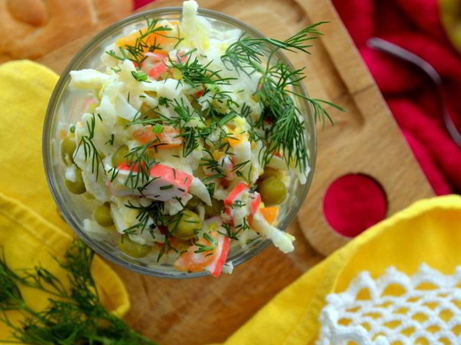 Рецепт сочного салата с овощами и крабовыми палочками