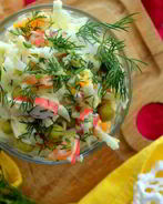 Сочный салат с овощами и крабовыми палочками