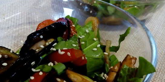 Теплый овощной салат с щавелем