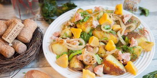 Теплый салат из картофеля, тунца и патиссонов