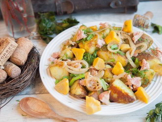 Рецепт теплого салата из картофеля, тунца и патиссонов