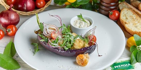 Теплый салат из креветок и баклажанов фритто с соусом тар-тар