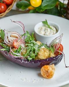 Теплый салат из креветок и баклажанов фритто с соусом тар-тар