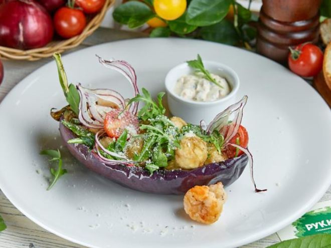 Рецепт теплого салата из креветок и баклажанов фритто с соусом тар-тар