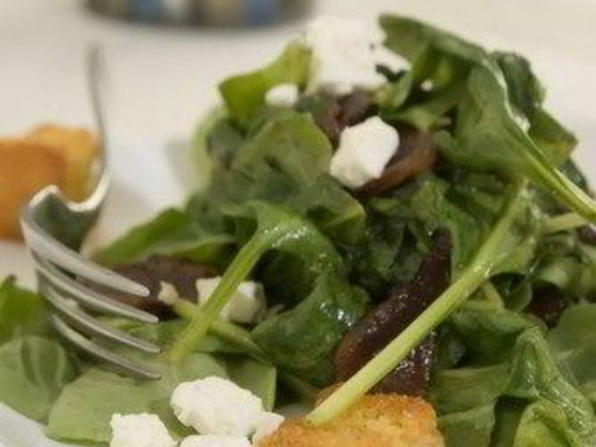 Рецепт теплого салата из разноцветного мангольда с кедровыми орешками, чесноком и фетой