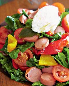 Теплый салат с сосисками, сладким перцем и рикоттой