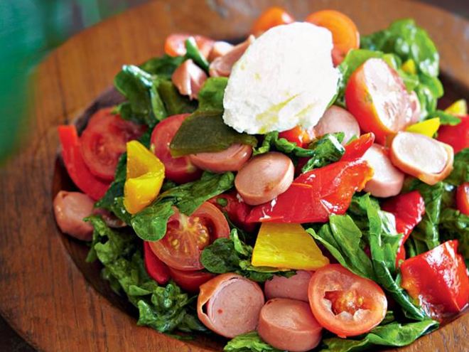Рецепт теплого салата с сосисками, сладким перцем и рикоттой