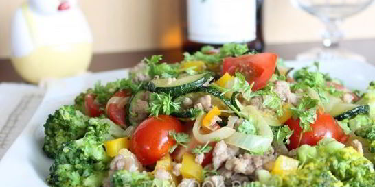 Теплый салат с цукини и фаршем