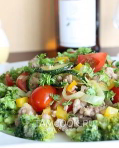 Теплый салат с цукини и фаршем