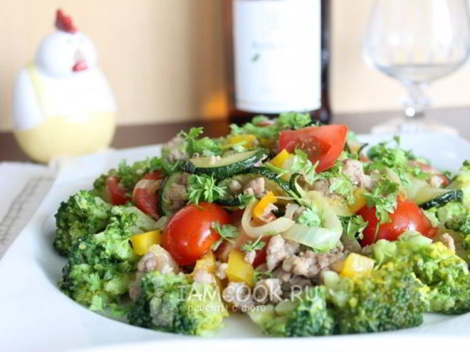 Рецепт теплого салата с цукини и фаршем