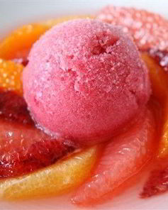 Цитрусовый салат с пряным сиропом и грейпфрутовым сорбетом