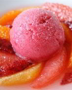 Цитрусовый салат с пряным сиропом и грейпфрутовым сорбетом