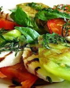 Вкусненький салатик с маринованными огурцами