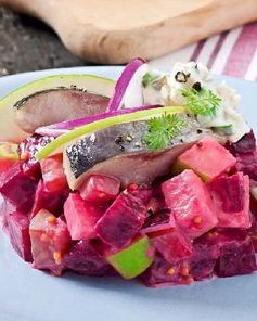 Яркий салат из свеклы с сельдью и яблоком