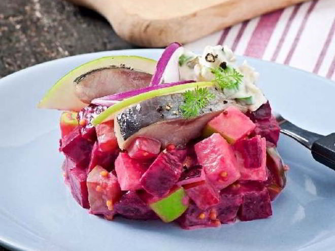 Рецепт яркого салата из свеклы с сельдью и яблоком