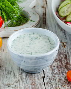 Кефирный соус с зеленью, чесноком и лимоном