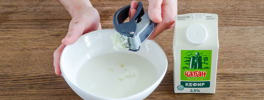 кефирный соус с зеленью, чесноком и лимоном. Шаг 3