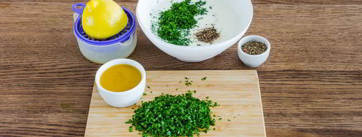 кефирный соус с зеленью, чесноком и лимоном. Шаг 4