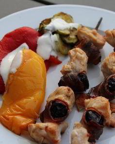Куриные шашлычки с беконом и черносливом