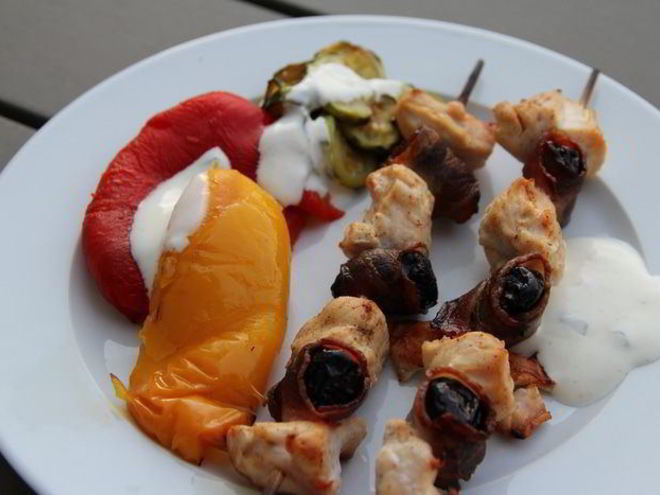 Рецепт куриных шашлычков с беконом и черносливом