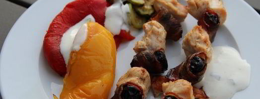 куриные шашлычки с беконом и черносливом. Шаг 6