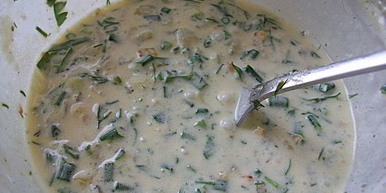 Сливочный соус из сметаны, лука, чеснока и зелени