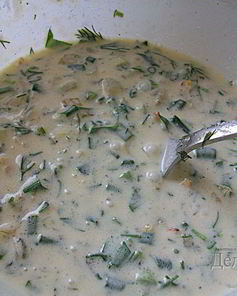 Сливочный соус из сметаны, лука, чеснока и зелени