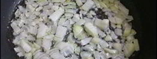 сливочный соус из сметаны, лука, чеснока и зелени. Шаг 2