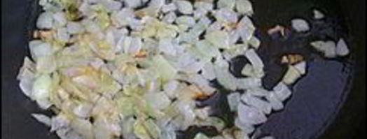 сливочный соус из сметаны, лука, чеснока и зелени. Шаг 3