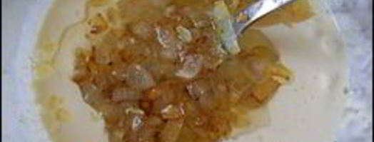 сливочный соус из сметаны, лука, чеснока и зелени. Шаг 5