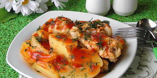 Соус с курицей и картошкой