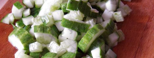 холодный борщ из маринованной свеклы с колбасой. Шаг 3