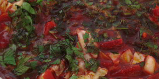 Вегетарианский борщ с красной фасолью, заправкой из сладкого перца и томатов