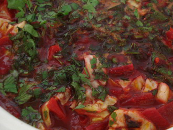 Рецепт вегетарианского борща с красной фасолью, заправкой из сладкого перца и томатов