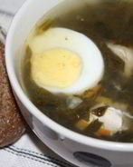 Зеленый борщ с конским щавелем на куриных грудках