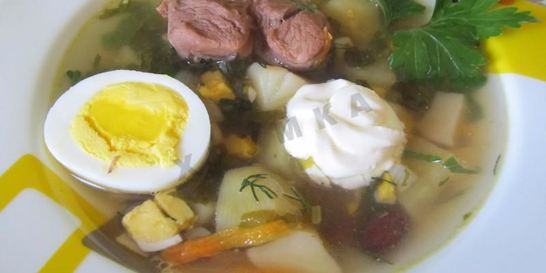 Зеленый борщ с крапивой, щавелем и яйцом