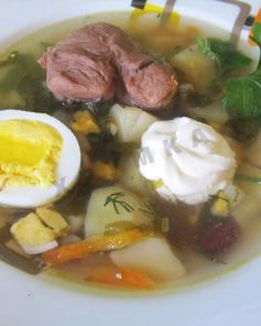 Зеленый борщ с крапивой, щавелем и яйцом