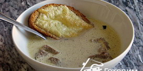 Чесночный суп с сырными гренками