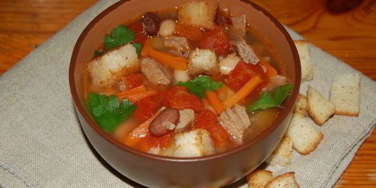 Фасолевый суп с крутонами