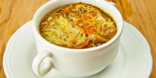 Французский луковый суп под сыром