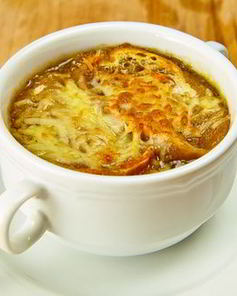 Французский луковый суп под сыром