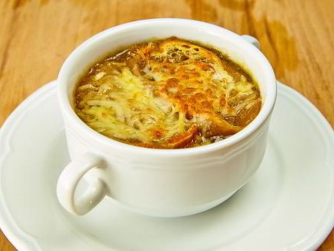 Рецепт французского лукового супа под сыром