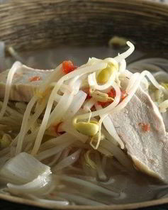 Куриный суп с рисовой лапшой и имбирем в азиатском стиле