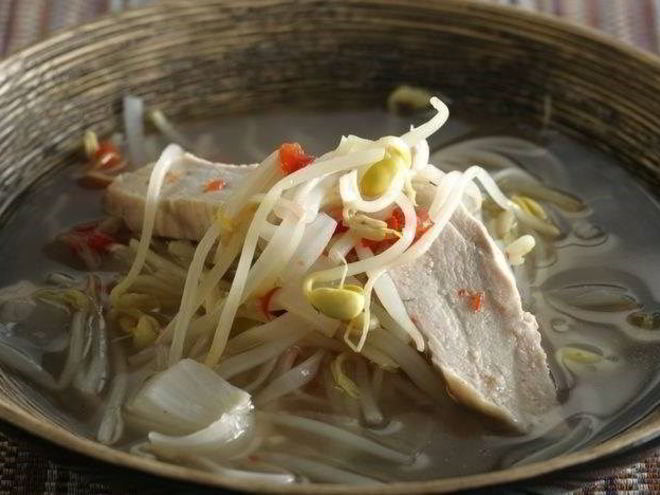 Рецепт куриного супа с рисовой лапшой и имбирем в азиатском стиле