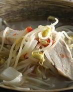 Куриный суп с рисовой лапшой и имбирем в азиатском стиле