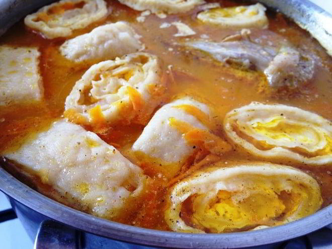 Рецепт куриного супа с сырными рулетиками