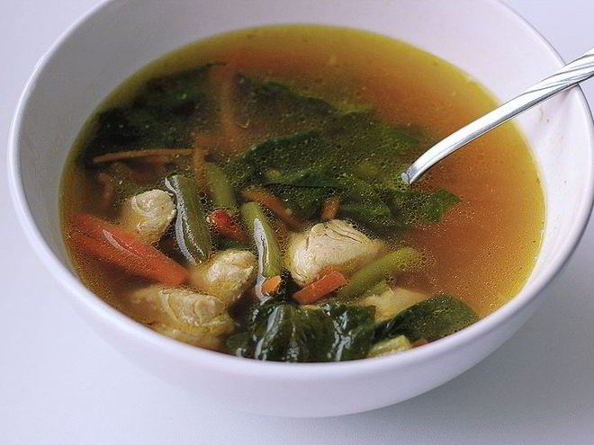 Рецепт куриного супа со стручковой фасолью и шпинатом
