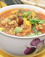 Мексиканский суп с фаршем, перчиками холопенью и мякотью помидоров