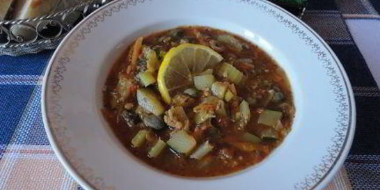 Освежающий чечевичный суп с кабачками