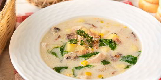 Сливочный суп с курицей, беконом и кукурузой